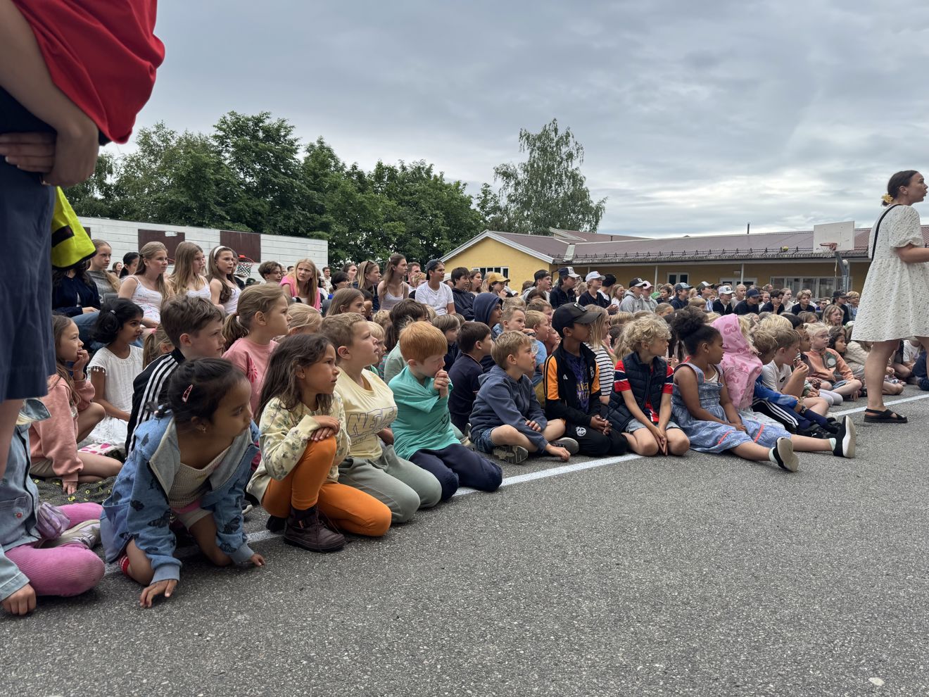 en gruppe barn som sitter på bakken en gruppe barn som sitter på bakken