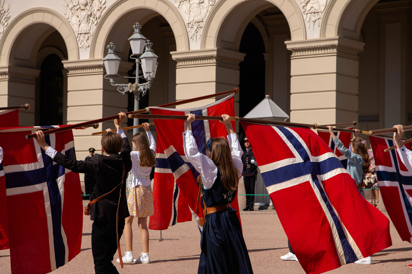 Foto: Utdanningsetaten i Oslo kommune. en gruppe mennesker som holder flagg