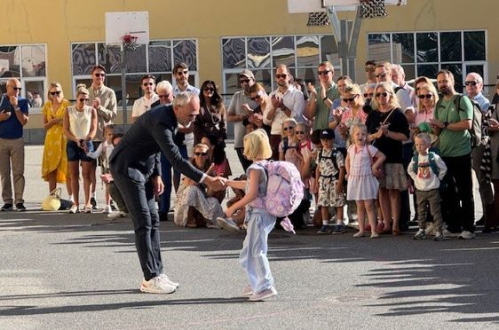 en person og person som danser foran en folkemengde