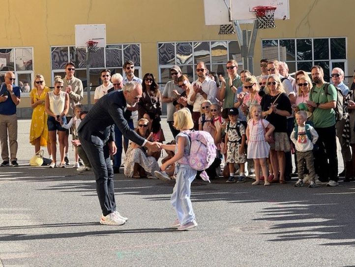 en person og person som danser foran en folkemengde