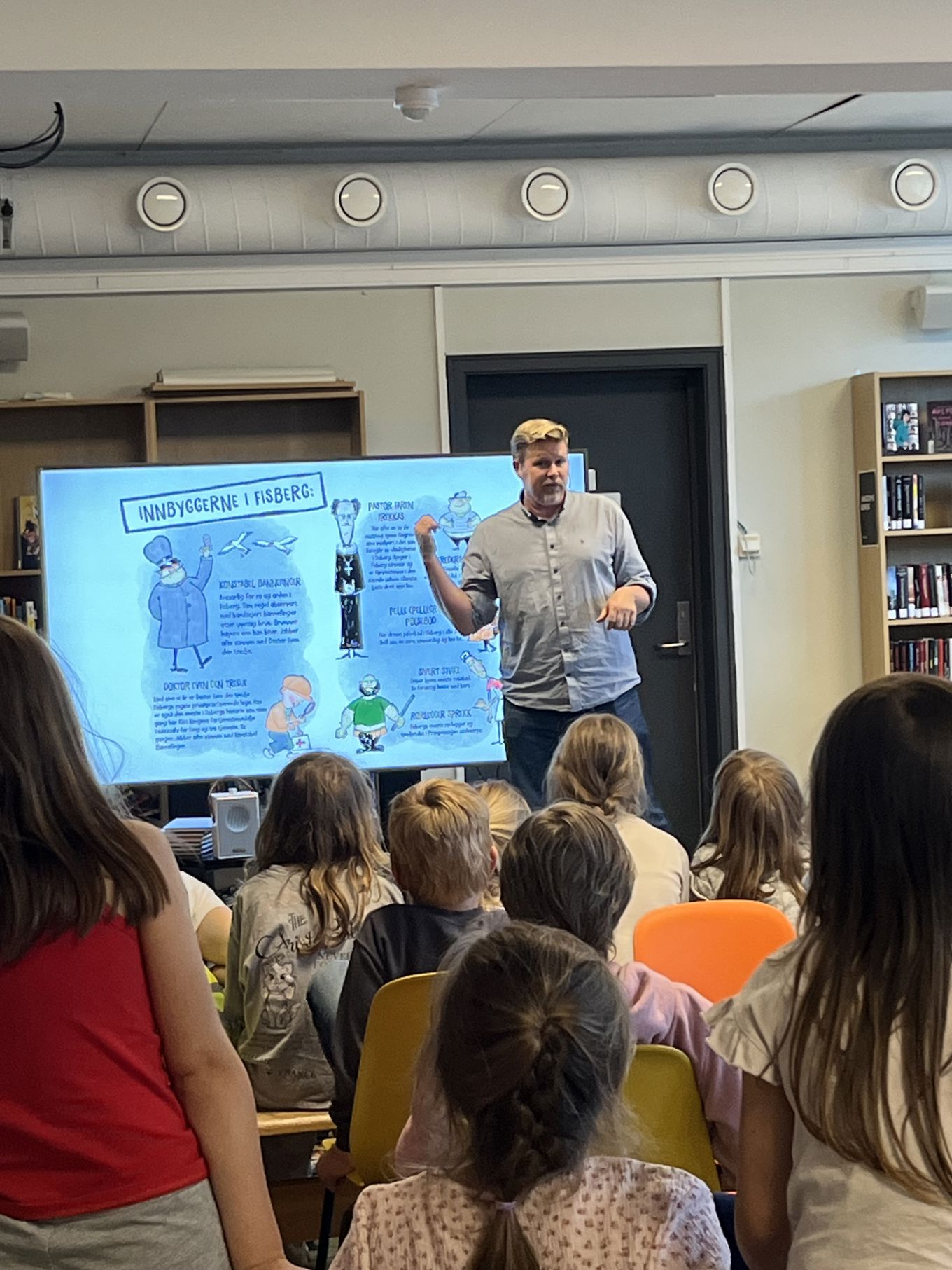 en person som holder en presentasjon for en gruppe mennesker