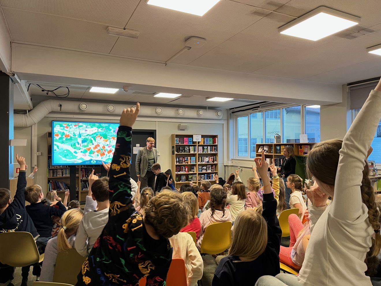 en gruppe mennesker som ser på en person som spiller et videospill