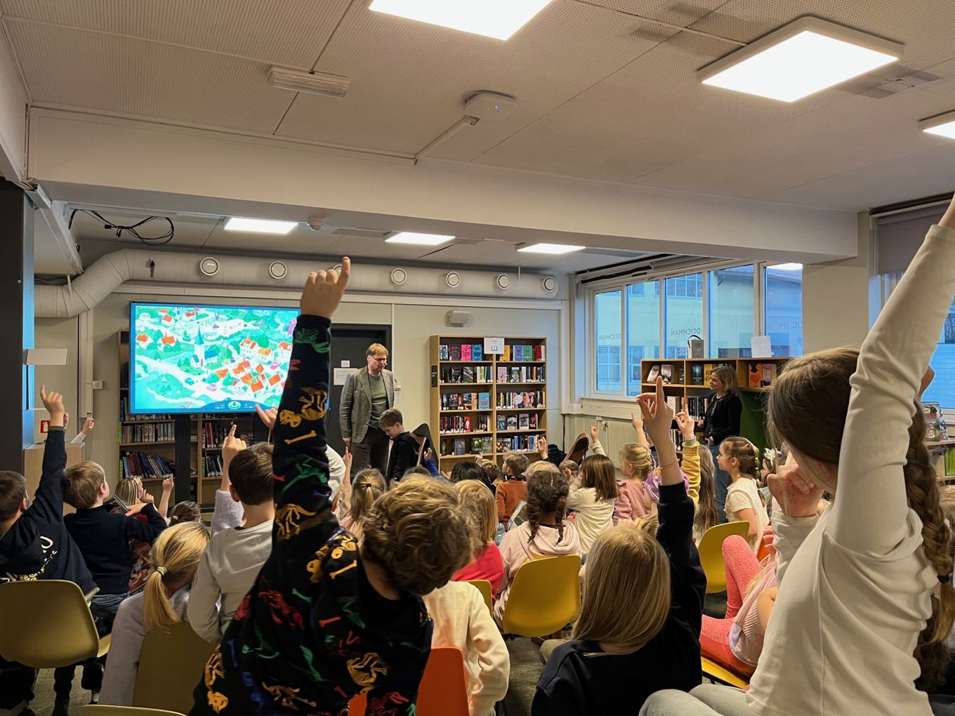 en gruppe mennesker som ser på en person som spiller et videospill en gruppe mennesker som ser på en person som spiller et videospill