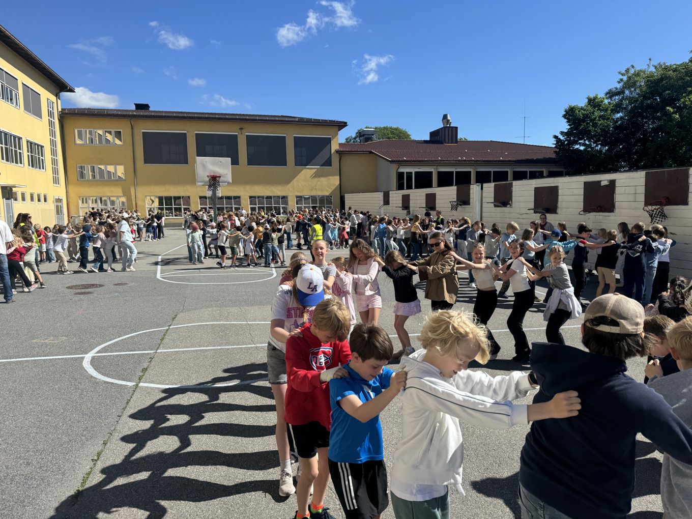 en gruppe mennesker i en gårdsplass en gruppe mennesker i en gårdsplass