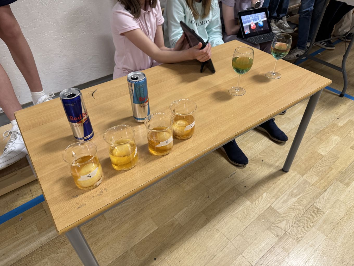 et bord med glass øl og bokser øl på