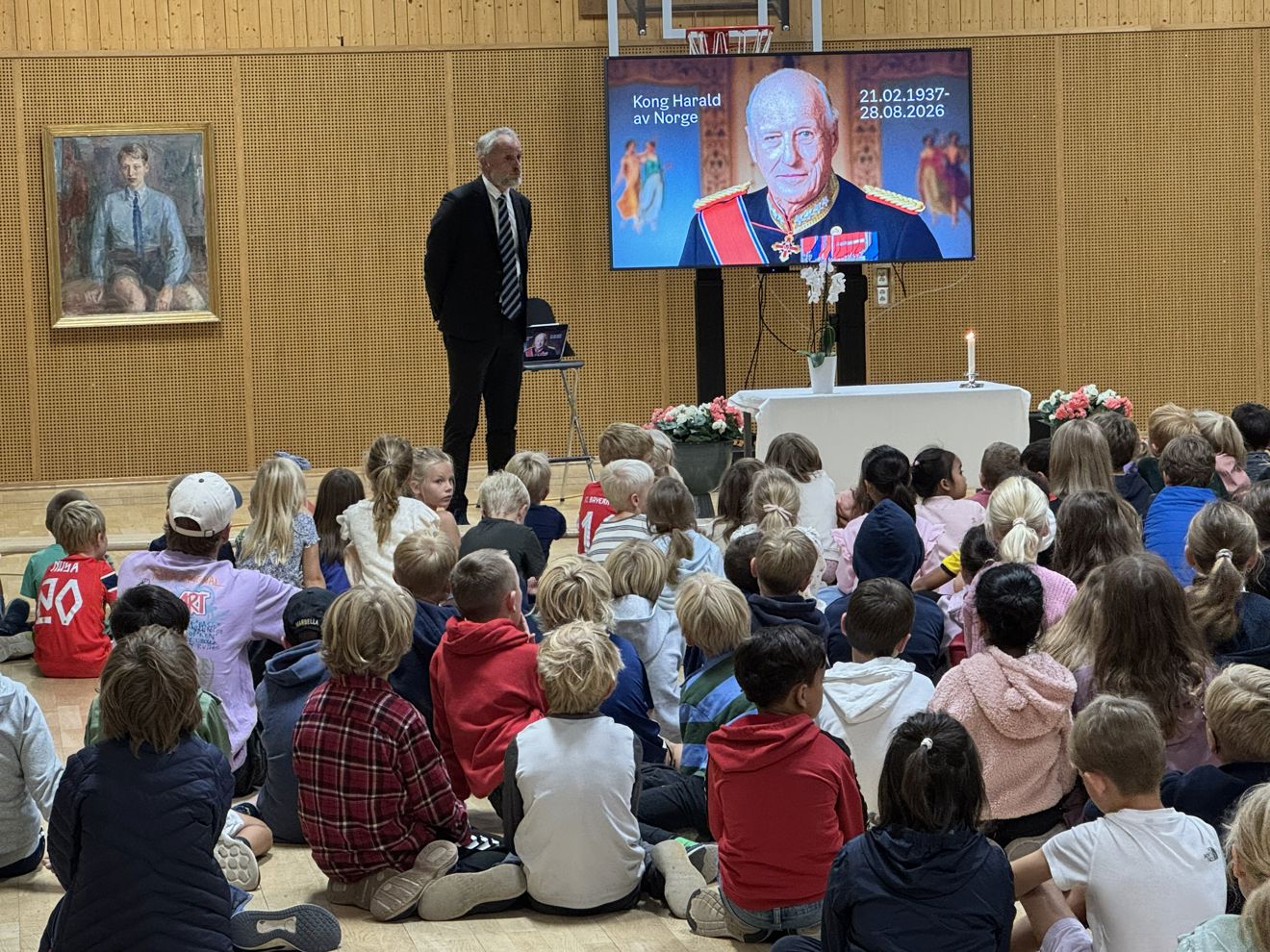 Minnemarkering i gymsalen på Smestad skole Minnemarkering i gymsalen på Smestad skole