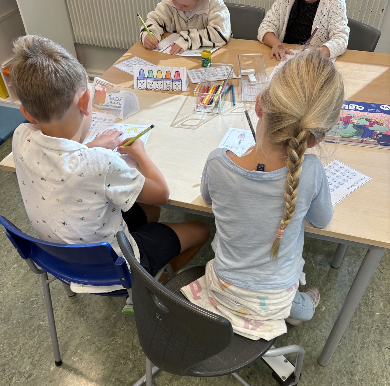 Noen få barn som sitter ved et bord Noen få barn som sitter ved et bord