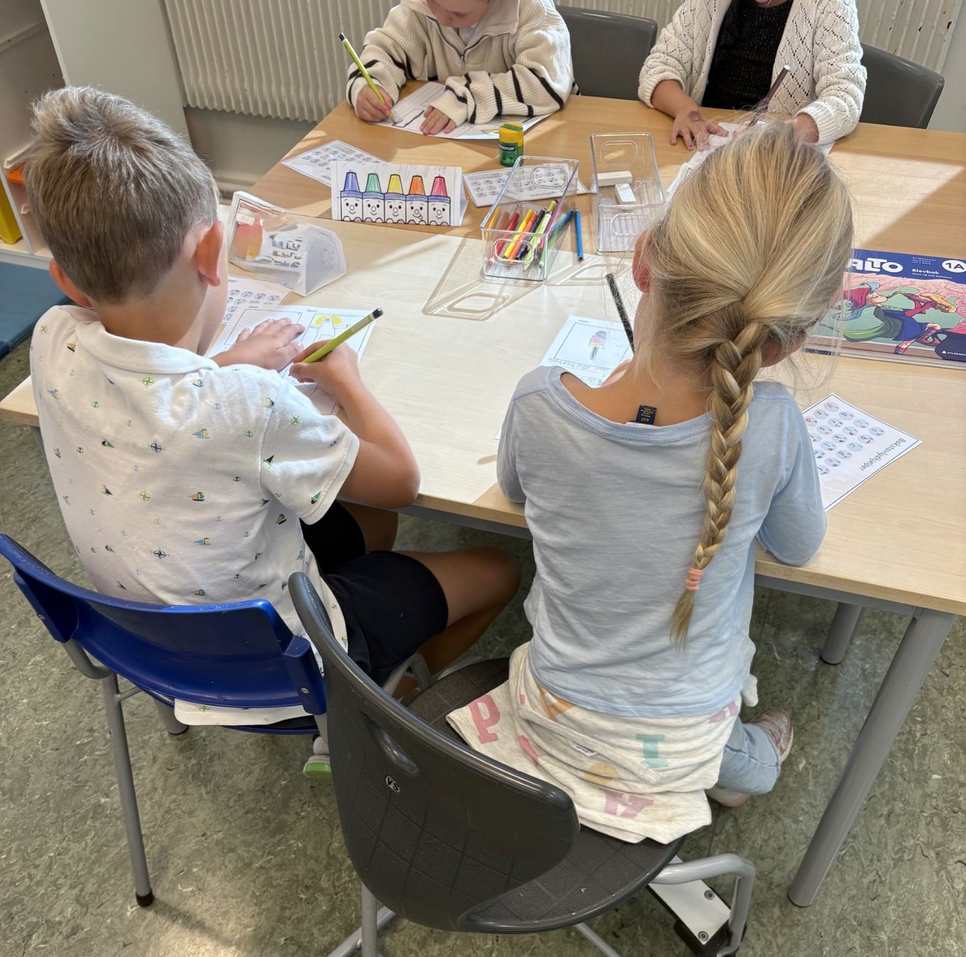 Noen få barn som sitter ved et bord Noen få barn som sitter ved et bord