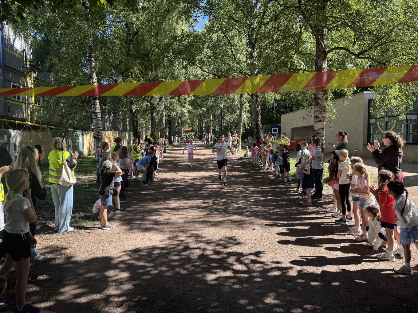 en gruppe mennesker som står utenfor en gruppe mennesker som står utenfor