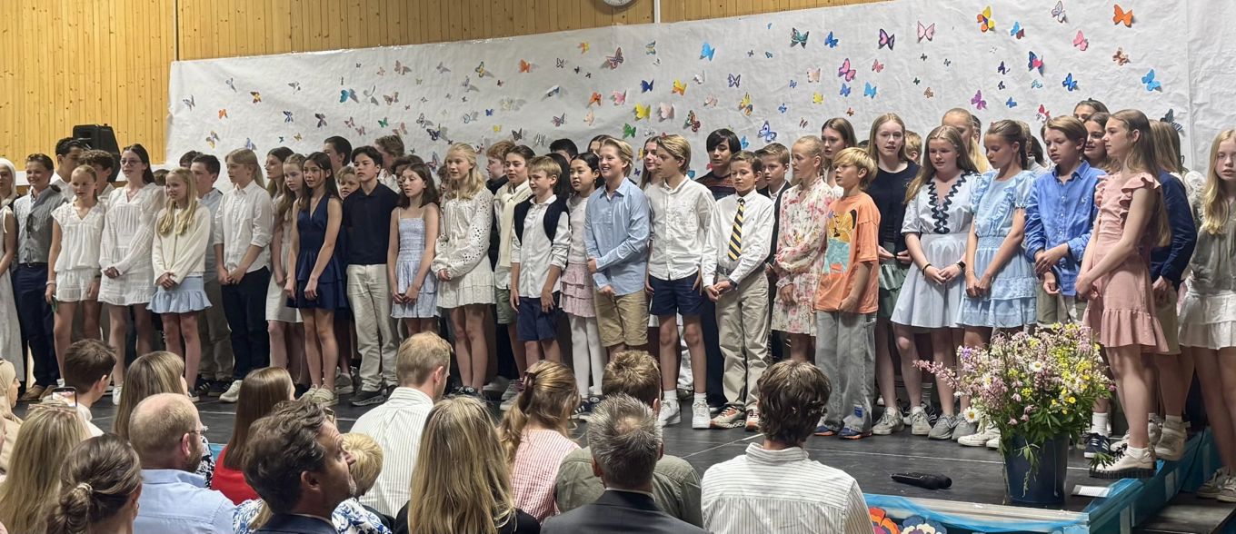 en gruppe mennesker som poserer for et bilde en gruppe mennesker som poserer for et bilde