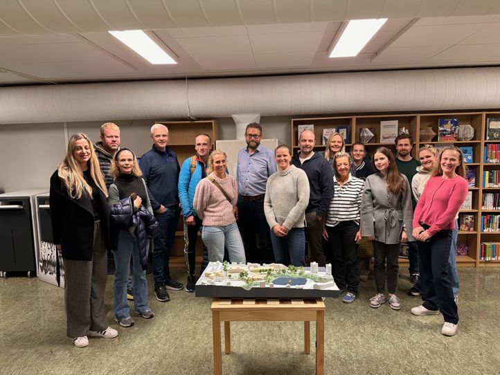 en gruppe mennesker som poserer for et bilde