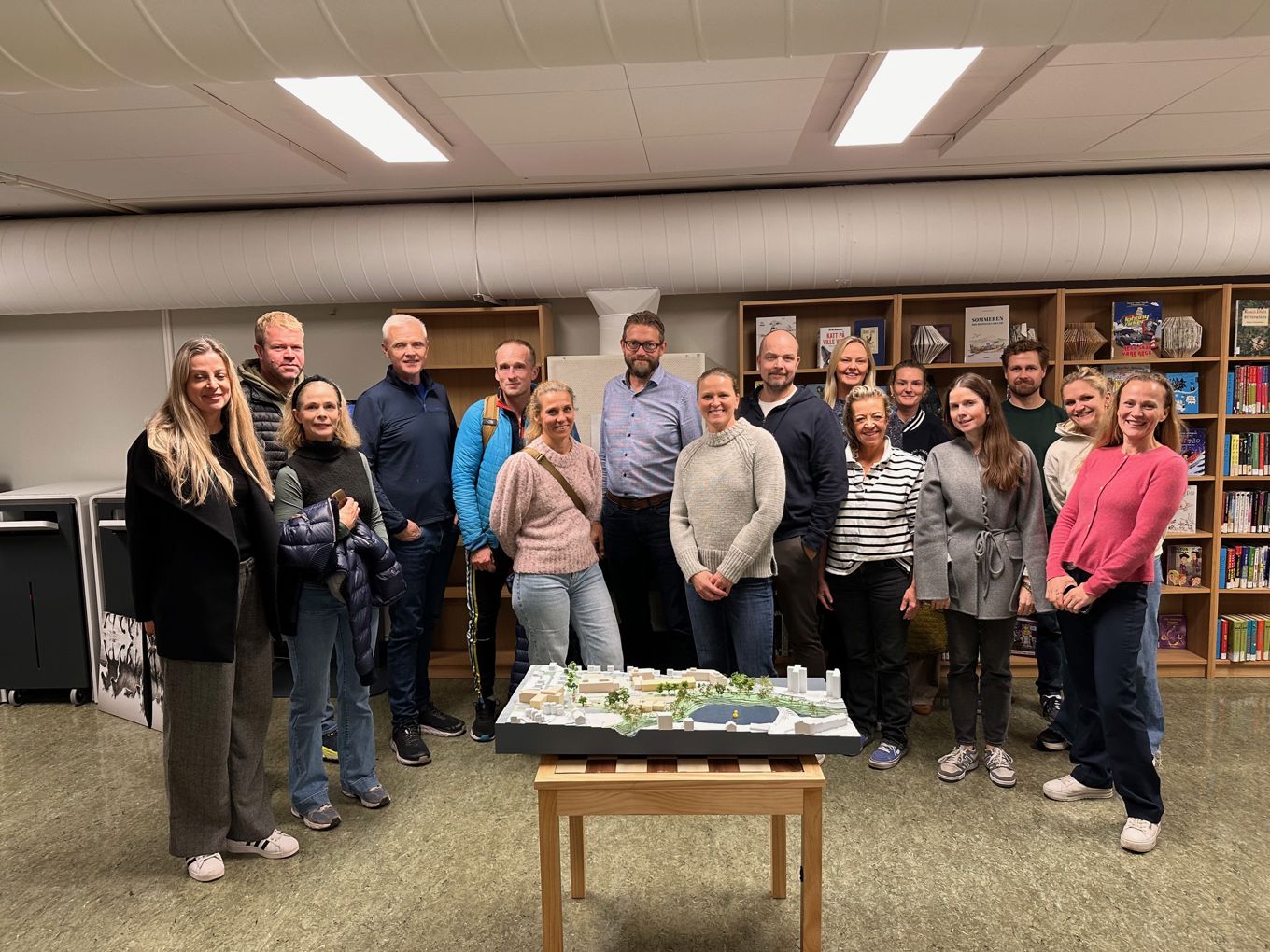 en gruppe mennesker som poserer for et bilde en gruppe mennesker som poserer for et bilde