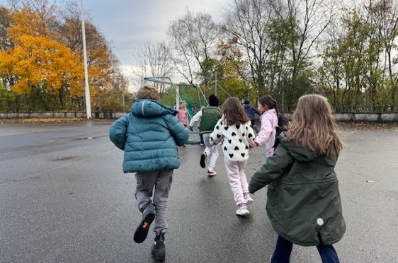 En gruppe mennesker som går på en vei