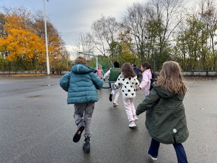 En gruppe mennesker som går på en vei