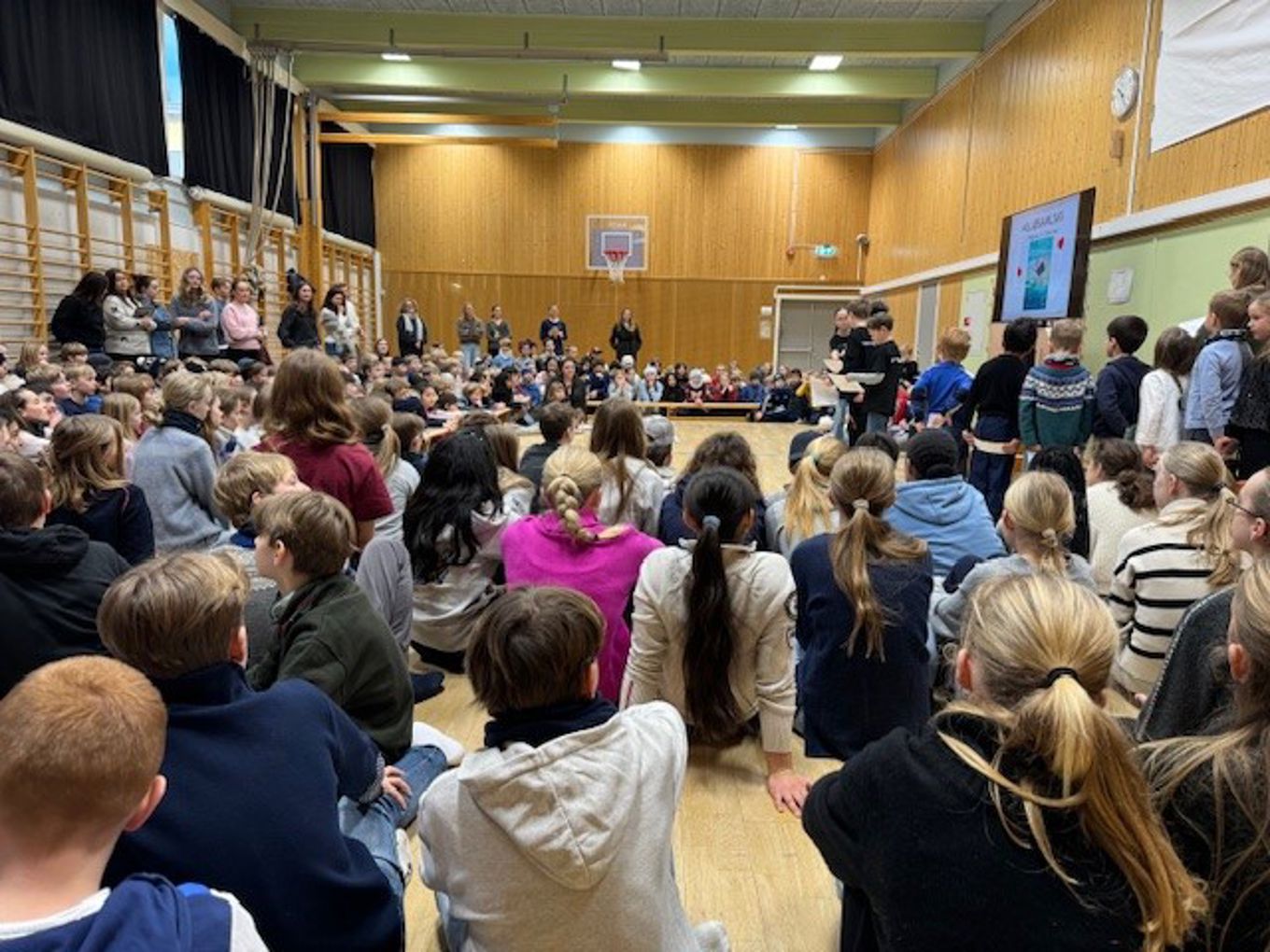 en gruppe mennesker som sitter i et rom en gruppe mennesker som sitter i et rom