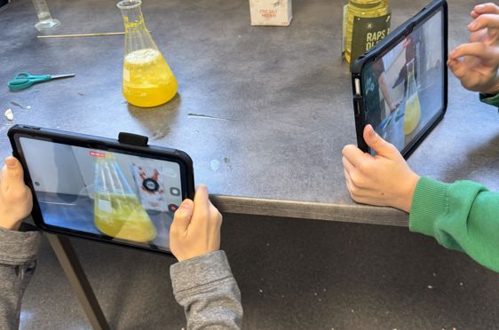 en gruppe mennesker som holder opp en tavle