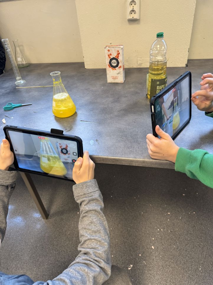 en gruppe mennesker som holder opp en tavle