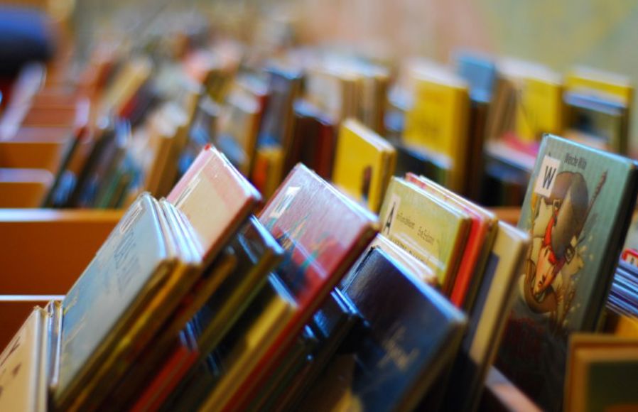 Barnebøker i sorteringskasser