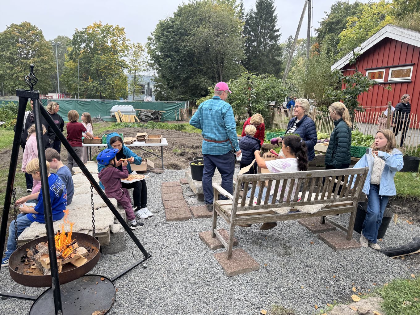en gruppe mennesker som sitter på en benk i en park en gruppe mennesker som sitter på en benk i en park
